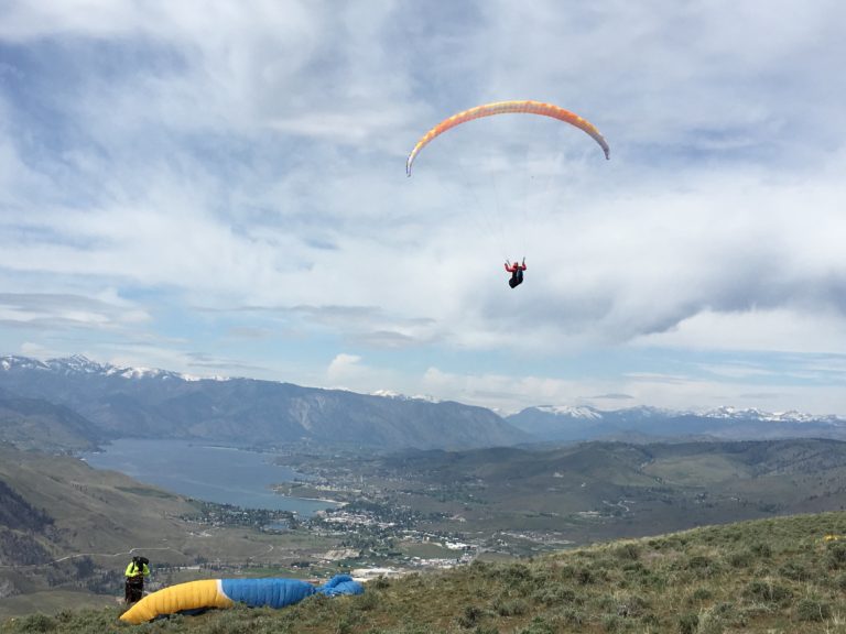 Paragliders flying at Chelan Butte